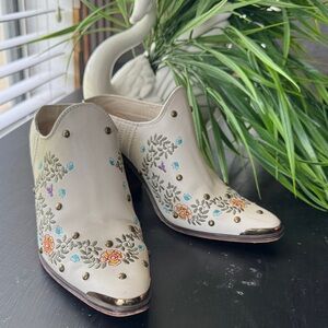 Embroidered Cream Floral Mule Clogs with Metallic Toe